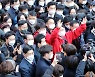 인파에 둘러싸인 이준석-윤석열