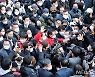 부산 인파에 둘러싸인 이준석-윤석열