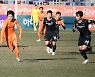 공 잡으려 뛰는 강원FC 김대원 '오늘 터졌다'