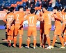전반전 선취 골 넣고 기뻐하는 강원FC 선수들