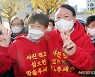 윤석열·이준석, 화해 후 커플티·생일케이크로 화기애애.."李에 선거운동 전권"(종합)