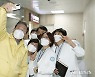 의료진과 기념촬영하는 이재명 후보