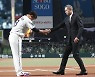 깜짝 등장한 이치로에 눈물 터진 '괴물 투수'.."상상도 못 해"