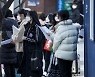 면접고사 대기하는 수험생들