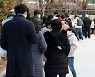 연일 5천 명대 확진자, 붐비는 선별진료소