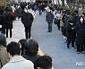 '줄이 어디까지 있는거야'