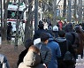 연일 5천 명대 확진자, 붐비는 선별진료소