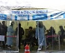 신규 확진 주말에도 5천명대..특별방역대책 시행