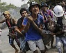 미얀마 軍, 시위 해산하려 '차량 돌진'.. 5명 사망
