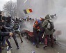 [이 시각] "결코 우릴 이길 수 없어" 유럽인 코로나 규제에 거칠게 저항, 벨기에선 물대포 진압