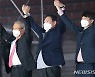 국민의힘 선대위 출범식 손 맞잡은 윤석열-김종인-이준석-김병준