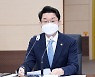 요소수 수급 관련 범부처 대응 회의 주재하는 이억원 차관