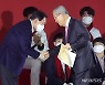 악수하는 윤석열 대선 후보-김종인 총괄선대위원장