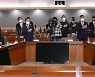 국민의례하는 조성욱 공정거래위원장 및 참석자들