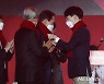 대선 승리 기원 빨간 목도리 두르는 윤석열 대선 후보