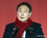 윤석열, 김건희 등판 질문에 "오늘 집에 가서 물어보겠다"