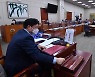 의사봉 두드리는 홍익표 위원장