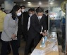 손 소독하는 이재명 후보