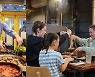 런던 한복판에 홍대포차? 영국인들 줄서서 소맥 말아 먹는다