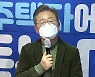 文 정부 '부동산' 때리며 차별화..'재건축 기준 완화' 검토