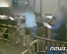 술집서 여성 폭행 당하는데..지켜보다 그냥 간 경찰관 결국 '감봉'