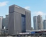 다팔아 빚갚은 두산..박정원 회장 'OO'에 미래 걸렸다 [비즈360]