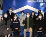 이재명 대선 후보, '주택청약 사각지대' 간담회 참석자들과 기념촬영