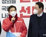 국민의힘 입당한 이용호 의원 바라보는 윤석열 대선 후보