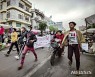 아웅산 수치 징역형에 거리 나선 미얀마 사람들