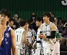 박수치며 기뻐하는 김종규