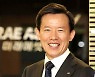 최현만 미래에셋 회장 승진..전문경영인 역사 쓰다