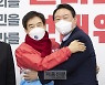 [서울포토]국민의힘에 입당한 호남 재선 무소속 이용호 의원과 포옹하는 윤석열 후보