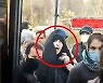 "머리카락 가려!" 젊은여성 체포하려다 승객들에게 쫓겨난 도덕경찰 (영상)
