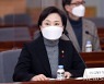 경찰, '연천 부동산 의혹' 김현미 전 장관 불러 조사
