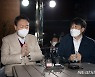 윤석열-이준석 '대학로서 청년예술인들과 차담'