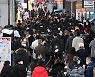 윤석열 '대학로 거리 인사'
