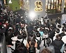 윤석열 '대학로 거리 인사'