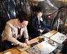 달고나 뽑기 체험하는 윤석열