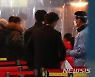늦은 밤까지 줄선 코로나19 선별검사소