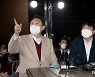[뉴시스Pic] '2030과의 스킨쉽' 대학로 찾은 윤석열 국민의힘 후보