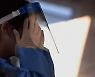 [서울포토]의료진에 드리워진 그림자