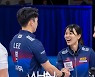 [컬링] 김민지·이기정, 올림픽티켓 한발 남았다..헝가리 꺾고 결승 진출