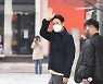 이선균, 여심 붙잡는 손 인사 [포토엔HD]