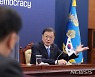 외교부장관과 대화하는 문재인 대통령