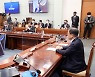 바이든 미 대통령 개회사 듣는 문재인 대통령