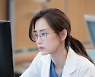 두 얼굴 신현빈 "장겨울 선생님 왜 그래요 댓글 즐거워"