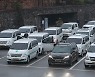 [현장] 코로나19 사망자를 실은 앰뷸런스가 모여들기 시작했다