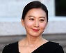 김혜수만 있나, 김희애도 만만찮네..月 800억 '대박' 눈앞