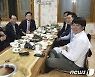 스킨십과 정치적 돌파구까지..윤석열과 '술의 정치'