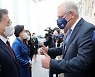 호주 총리 '엄지척'..영접받는 문재인 대통령 [포착]